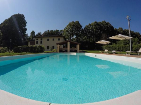 Tipico Casale toscano colline tra Lucca e Versilia, 6 appartamenti indipendenti Camaiore